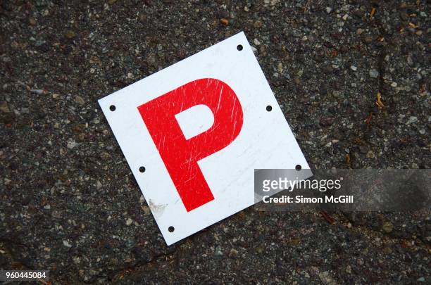 lost provisional licence plate (p plate) on a asphalt road - p plate stock-fotos und bilder