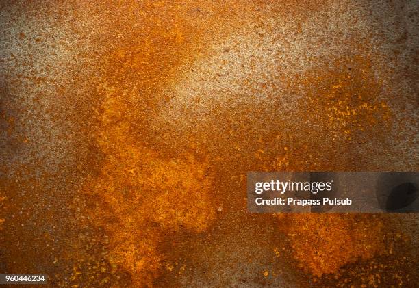 rust surface. close up of black rust on an old sheet of metal texture - rouillé photos et images de collection