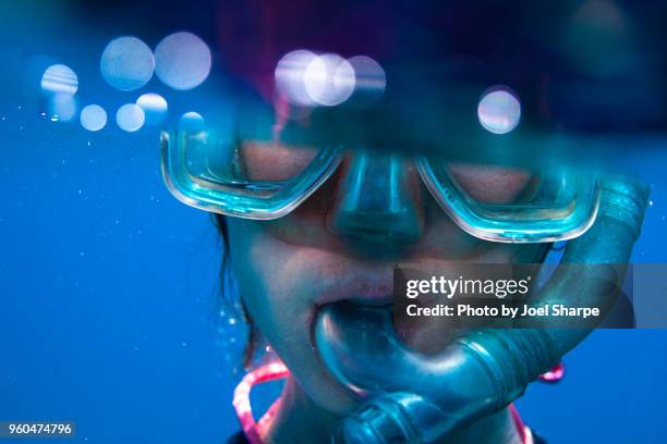 close up of a woman while snorkelling - équipement d'assistance respiratoire photos et images de collection