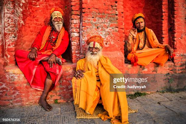 sadhu-indianer holymen sitzt im tempel  - varanasi stock-fotos und bilder