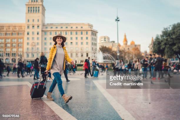 donna viaggiatrice cammina per le strade d'europa - plaza de catalunya foto e immagini stock