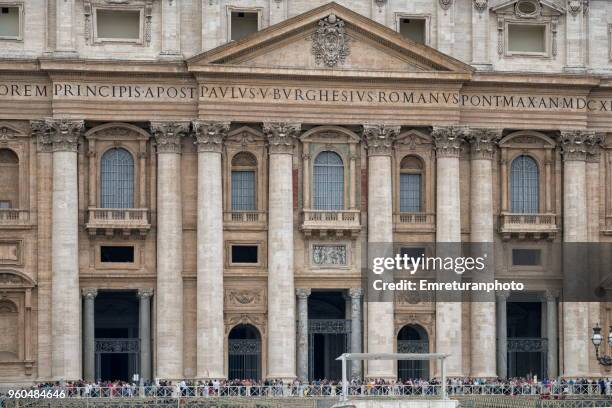 close up san pietro basilica entry with crowds in vatican, rome. - emreturanphoto stock-fotos und bilder
