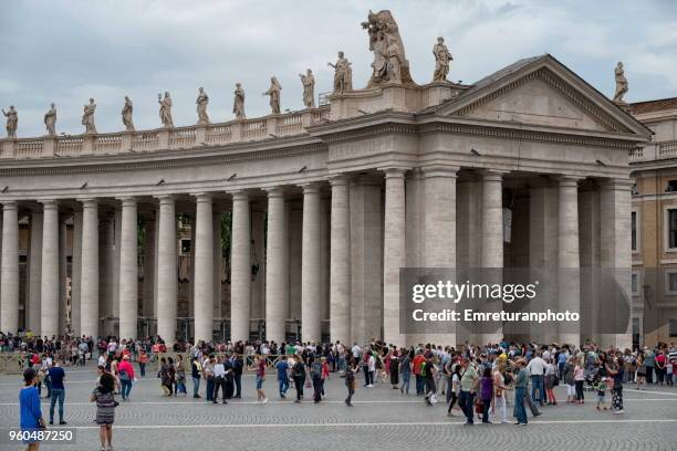 a view of san pietro square with tourists in vatican city, rome. - emreturanphoto stock-fotos und bilder