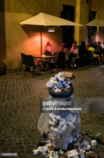 garbage in nylon bags in a street at night in rome. - emreturanphoto stock-fotos und bilder