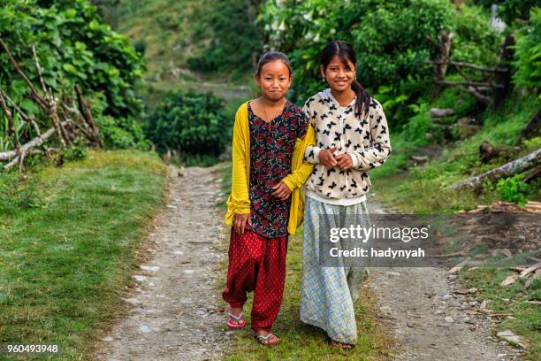 nepalees meisjes lopen in dorp in de buurt van annapurna bereik - annapurna circuit stockfoto's en -beelden