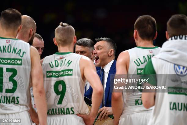 Zalgiris Kaunas coach Sarunas Jasikevicius speaks with his player during the Euroleague Final Four third-place basketball match between CSKA Moscow...