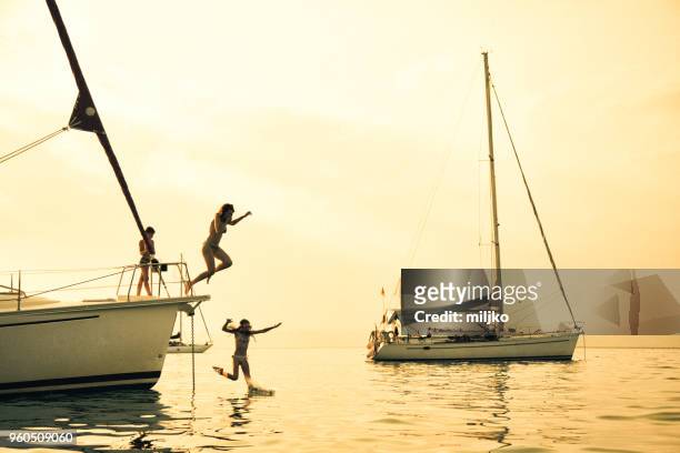 famille ayant un amusement sur leurs vacances sur voilier - sailing greece photos et images de collection