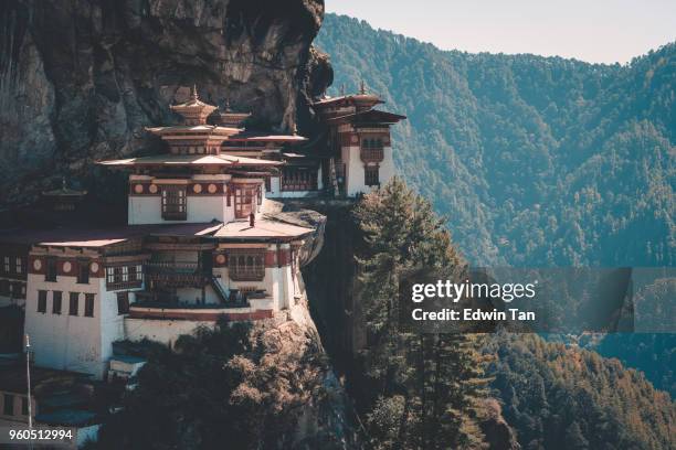 bhutan byggnader tidigt på morgonen med mist - disparo bildbanksfoton och bilder