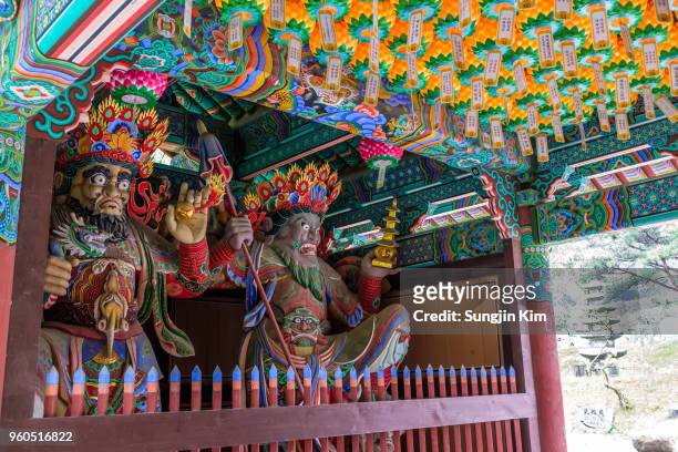 four devas at the gate of buddhist temple - sungjin kim stockfoto's en -beelden