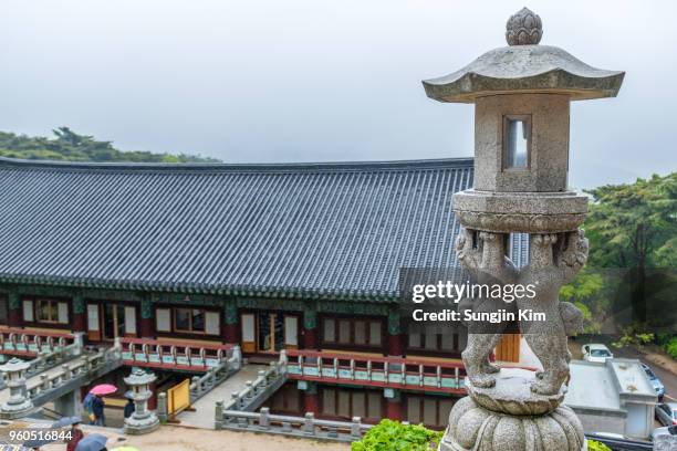 stone lantern at buddhist temple - sungjin kim stockfoto's en -beelden