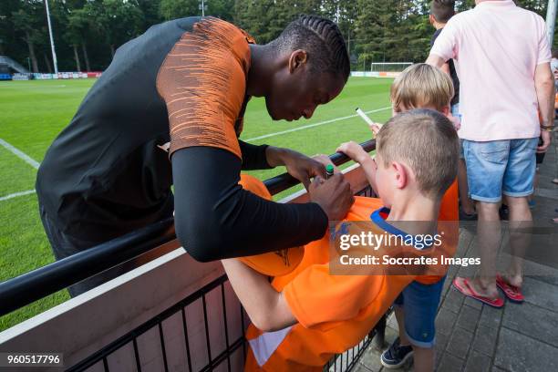 Terence Kongolo of Holland with supporters during the Training Holland at the KNVB Campus on May 20, 2018 in Zeist Netherlands