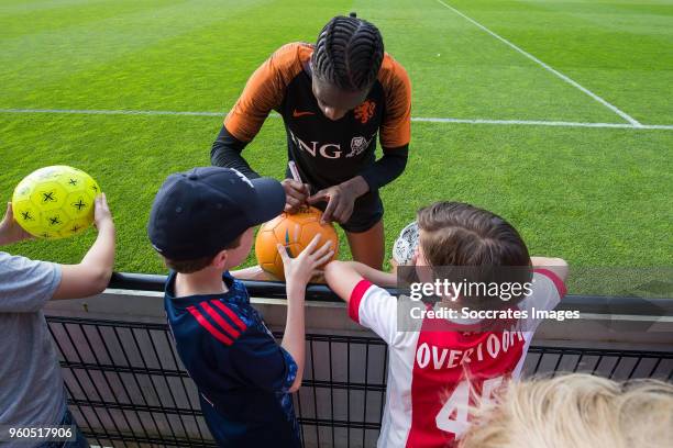 Terence Kongolo of Holland with supporters during the Training Holland at the KNVB Campus on May 20, 2018 in Zeist Netherlands