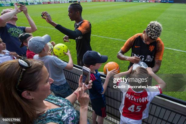 Terence Kongolo of Holland, Patrick van Aanholt of Holland with supporters during the Training Holland at the KNVB Campus on May 20, 2018 in Zeist...