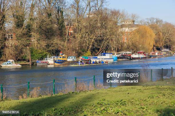 キングストン ・ アポン ・ テムズでテムズ川沿いの道 - richmond upon thames ストックフォトと画像