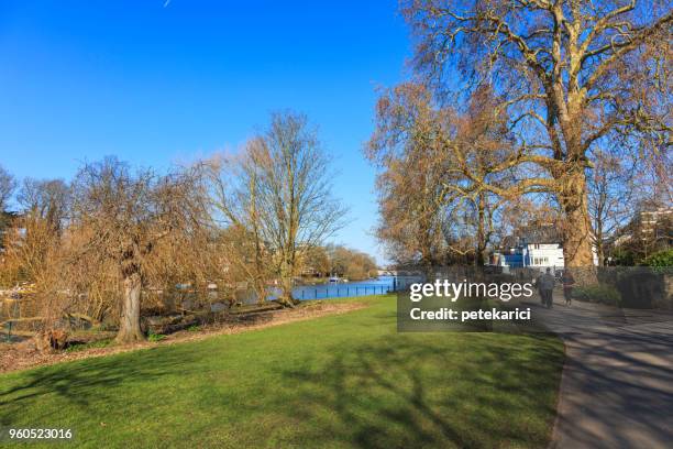 path along the thames river at kingston upon thames - thames path stock pictures, royalty-free photos & images