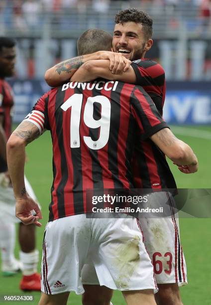 Patrick Cutrone of AC Milan celebrates his goal with his team-mate Leonardo Bonucci during the serie A match between AC Milan and ACF Fiorentina at...