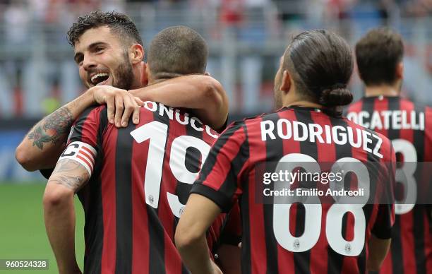 Patrick Cutrone of AC Milan celebrates his goal with his team-mate Leonardo Bonucci during the serie A match between AC Milan and ACF Fiorentina at...