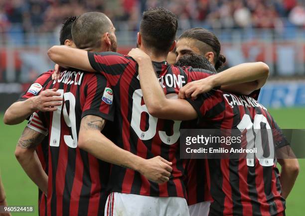 Patrick Cutrone of AC Milan celebrates his goal with his team-mates during the serie A match between AC Milan and ACF Fiorentina at Stadio Giuseppe...