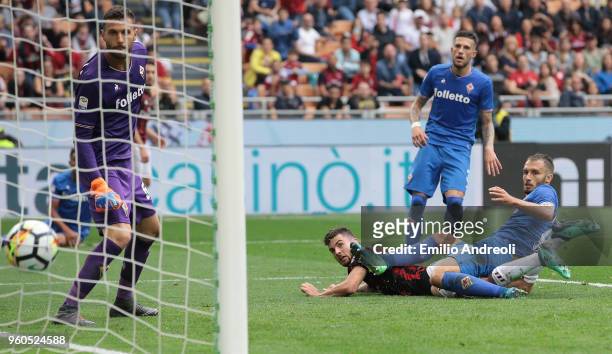 Patrick Cutrone of AC Milan scores his goal during the Serie A match between AC Milan and ACF Fiorentina at Stadio Giuseppe Meazza on May 20, 2018 in...