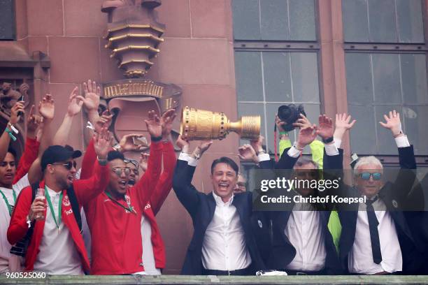 Head coach Niko Kovac of Frankfurt and his team celebrate winning the DFB Cup at the Roemer on May 20, 2018 in Frankfurt am Main, Germany.