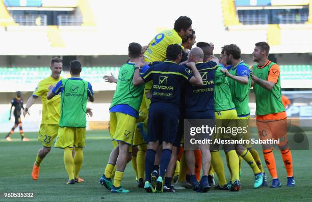 Roberto Inglese AC Chievo Verona celebrates after scoring the opening goal with team-mates during the Serie A match between AC Chievo Verona and...