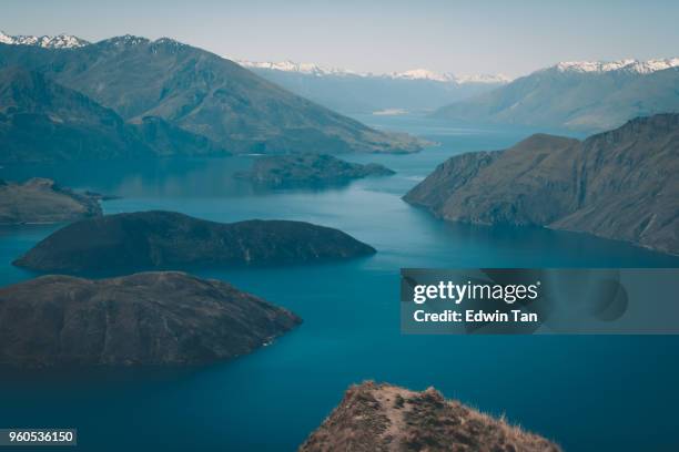 blick vom roys peak bei lake wanaka - wanaka stock-fotos und bilder