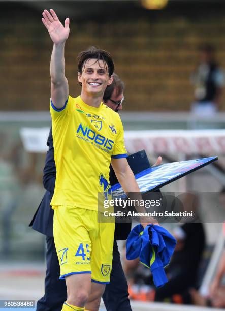 Roberto Inglese AC Chievo Verona thanks his fans during the serie A match between AC Chievo Verona and Benevento Calcio at Stadio Marc'Antonio...