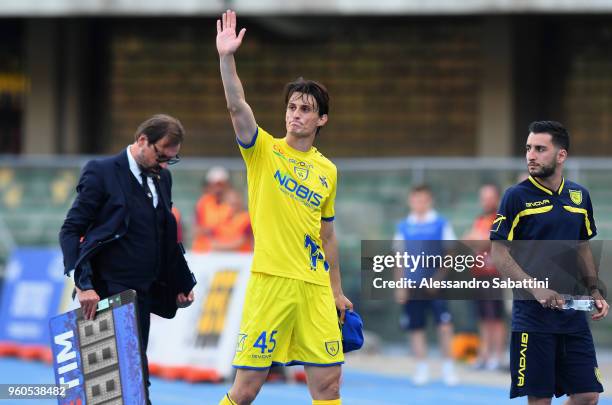 Roberto Inglese AC Chievo Verona thanks his fans during the serie A match between AC Chievo Verona and Benevento Calcio at Stadio Marc'Antonio...