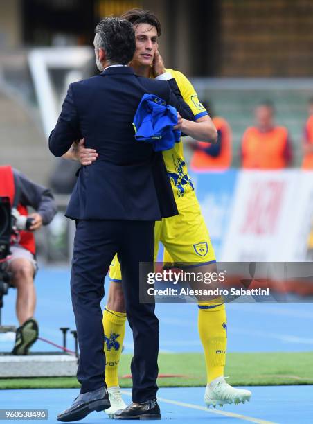 Roberto Inglese AC Chievo Verona embraces Lorenzo D'Anna head coach of AC Chievo Verona during the serie A match between AC Chievo Verona and...