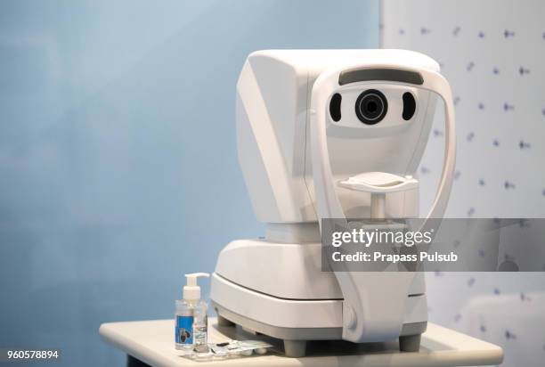 optometry eye test device machine - ophthalmologist chart stock pictures, royalty-free photos & images