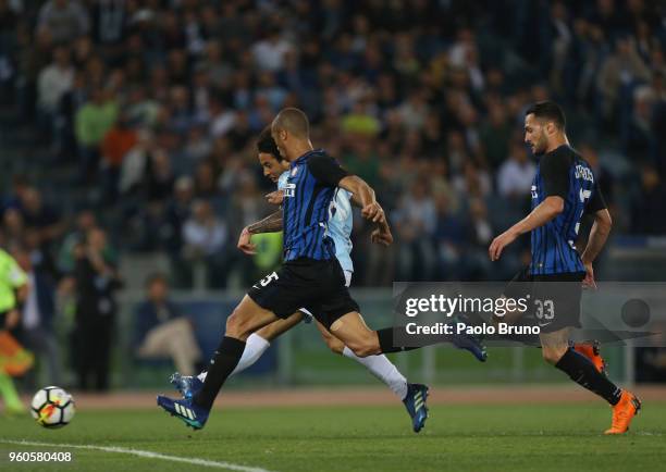 Felipe Anderson of SS Lazio scores the team's second goal during the Serie A match between SS Lazio and FC Internazionale at Stadio Olimpico on May...