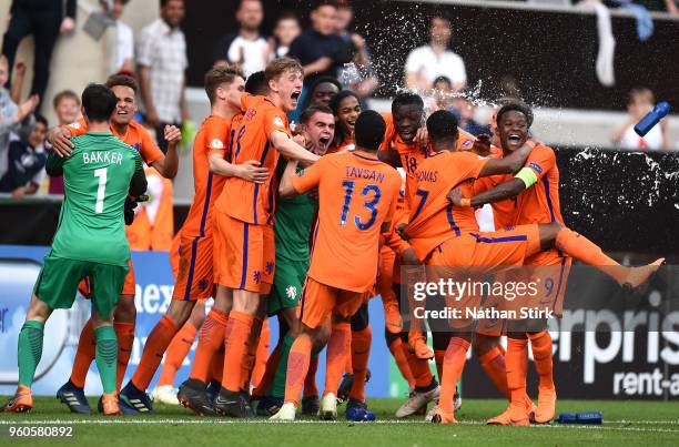 The Netherlands team celebrate winning after the UEFA European Under-17 Championship Final between Italy and the Netherlands at New York Stadium on...