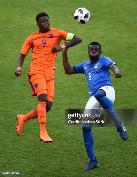 Paolo Gozzi Iweru of Italy clears the ball while under pressure from Daishawn Redan of the Netherlands during the UEFA European Under-17 Championship...