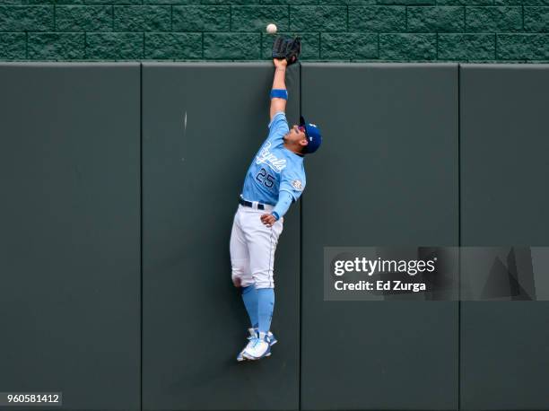 Ball hit by Tyler Austin of the New York Yankees goes over the wall and past the glove of Jon Jay of the Kansas City Royals in the fifth inning at...