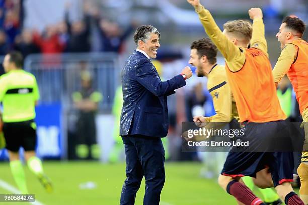 Coach Diego Lopez of Cagliari celebrates winning the serie A match between Cagliari Calcio and Atalanta BC at Stadio Sant'Elia on May 20, 2018 in...