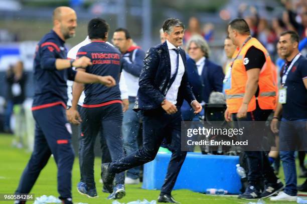 Coach Diego Lopez of Cagliari celebrates winning the serie A match between Cagliari Calcio and Atalanta BC at Stadio Sant'Elia on May 20, 2018 in...