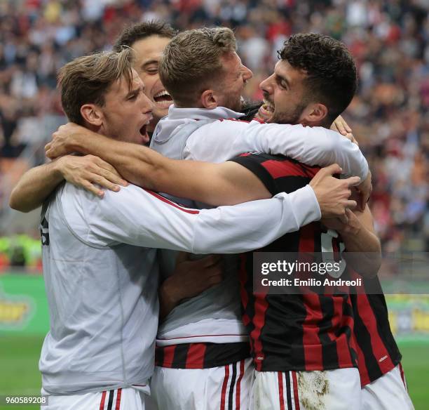 Patrick Cutrone of AC Milan celebrates his goal with his team-mates during the serie A match between AC Milan and ACF Fiorentina at Stadio Giuseppe...