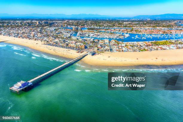 newport strand van bovenaf - newport beach stockfoto's en -beelden