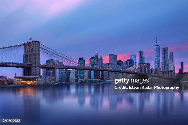 brooklyn bridge and manhattan skyline at sunset - world trade center manhattan stock-fotos und bilder