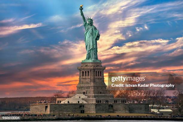 the statue of liberty, nyc, usa - lugar famoso internacional fotografías e imágenes de stock