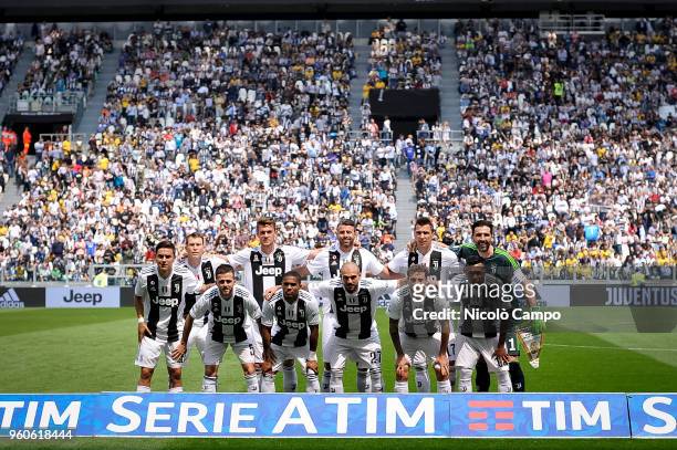 Players of Juventus FC pose for a team photo prior to the Serie A football match between Juventus FC and Hellas Verona FC. Juventus FC won 2-1 over...