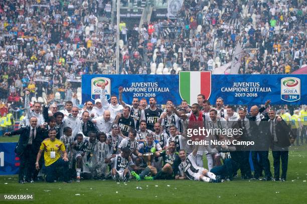 Players of Juventus celebrate with the Italian League's trophy during a ceremony following the Italian Serie A football match between Juventus FC and...