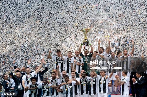 Players of Juventus celebrate with the Italian League's trophy during a ceremony following the Italian Serie A football match between Juventus FC and...