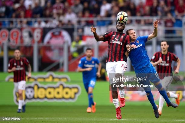 Franck Kessie competes for a header with Sebastian Cristoforo of ACF Fiorentina during the Serie A football match between AC Milan and ACF...