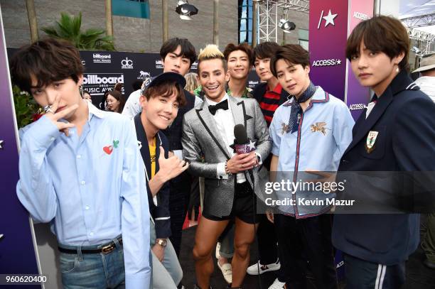 Dancer-TV personality Frankie Grande poses with musical group BTS at the 2018 Billboard Music Awards at MGM Grand Garden Arena on May 20, 2018 in Las...