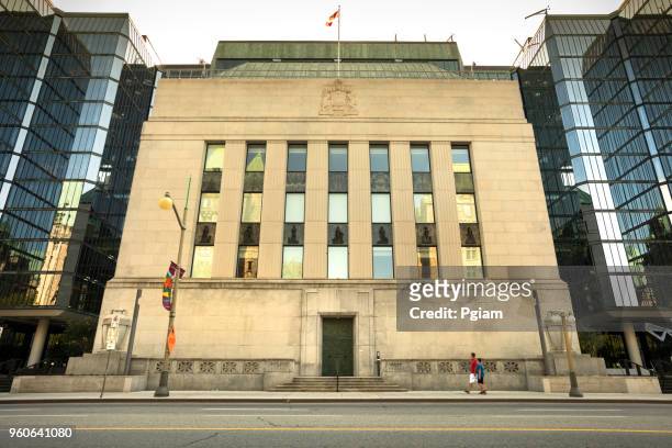 bank of canada financiële gebouw buitenkant in ottawa, canada - canada stockfoto's en -beelden
