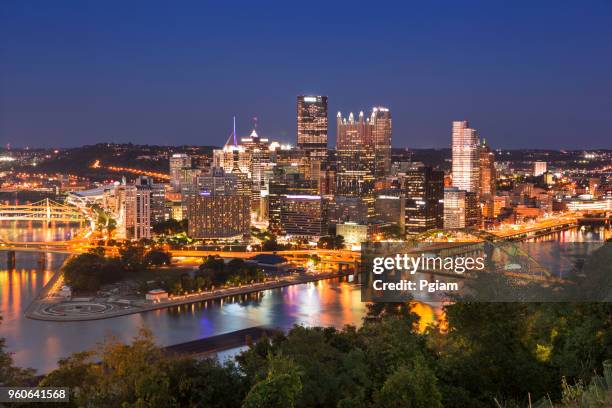 pittsburgh pennsylvania usa skyline at night - rio allegheny imagens e fotografias de stock