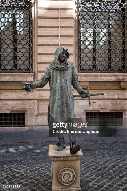 street performer dressed as a medieval knight acting like a statue in rome. - emreturanphoto stock-fotos und bilder