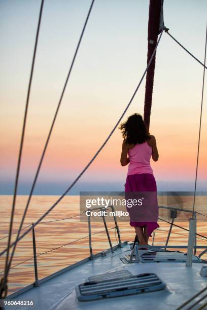 femme debout sur le pont du voilier alors qu’il naviguait - miljko photos et images de collection