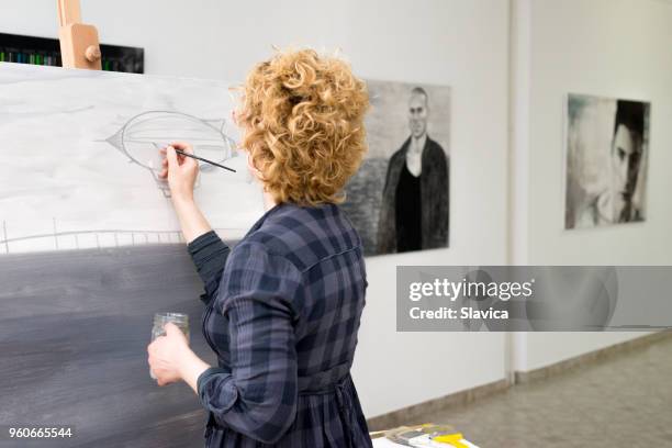 femme peintre peinture dans son atelier - femme blonde 40 ans beauté portrait artistique photos et images de collection